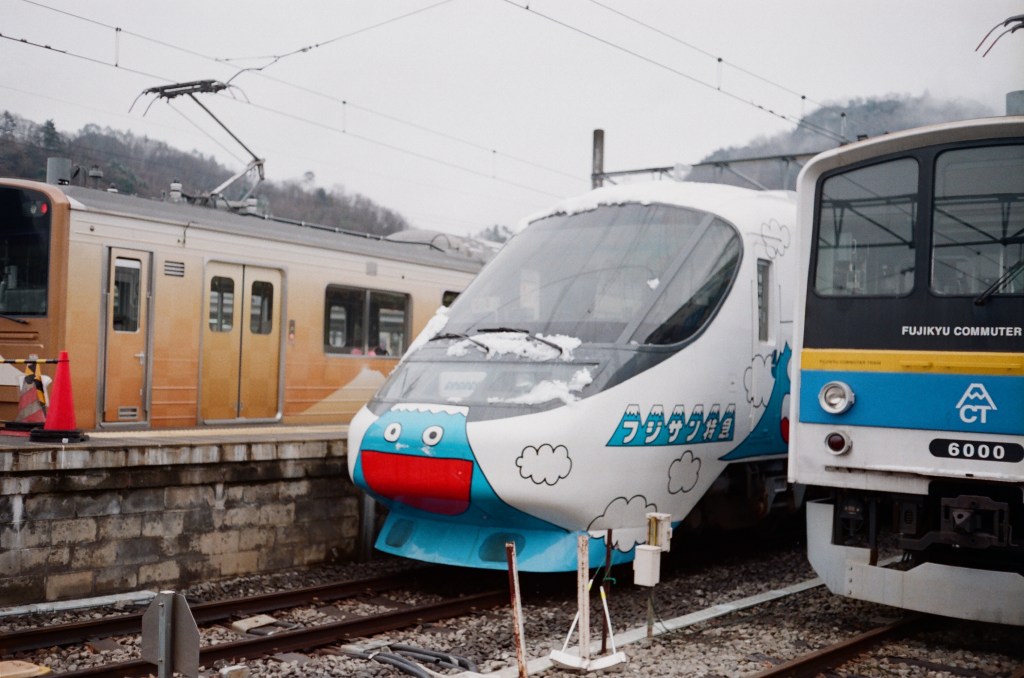 滑稽的彩繪富士山列車 – 富士山特快（フジサン特急）